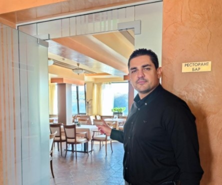 Спадът в посещенията и оборотите на ресторантите и магазините в